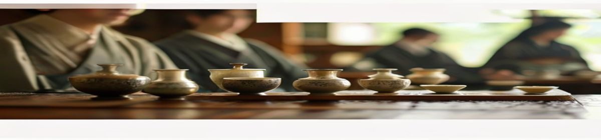 日本传统茶道仪式中茶师专注点茶的特写，展现日本伦理中对礼仪与匠人精神的极致追求，画面温暖而宁静